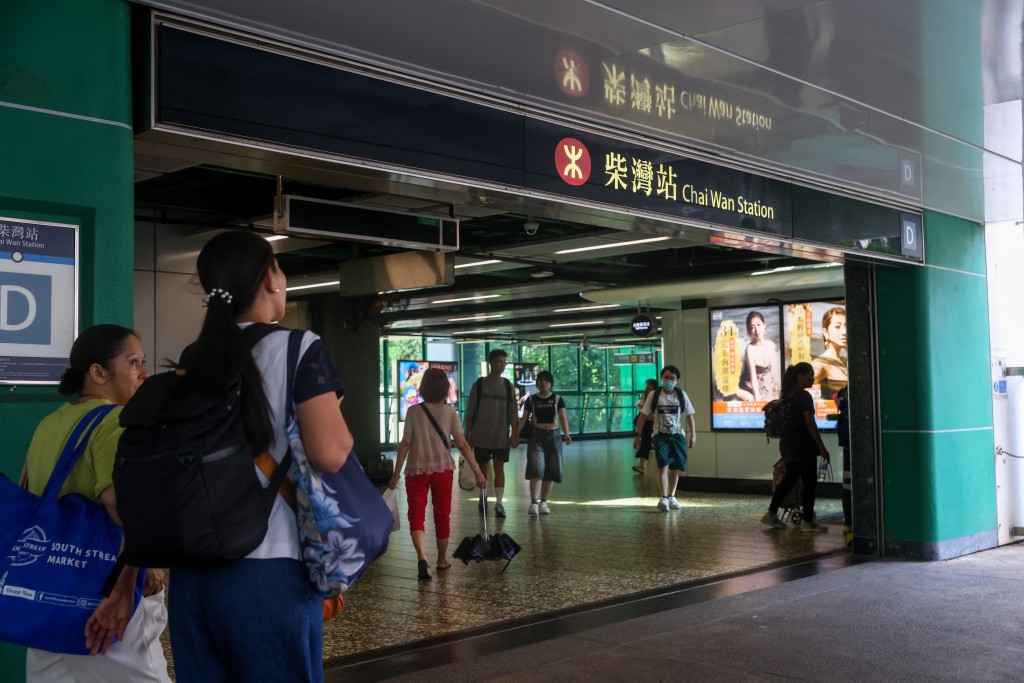 MTR mobile會員只要於10月1日上午9時至下午6時期間，開啟港鐵應用程式並點擊抽獎按鈕，即可立即得知結果。 資料圖片