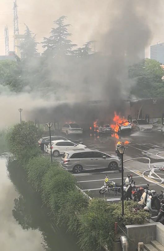 充電站內包括蔚來、小米及榮威等品牌的電動車被焚毀。抖音@Mr.6