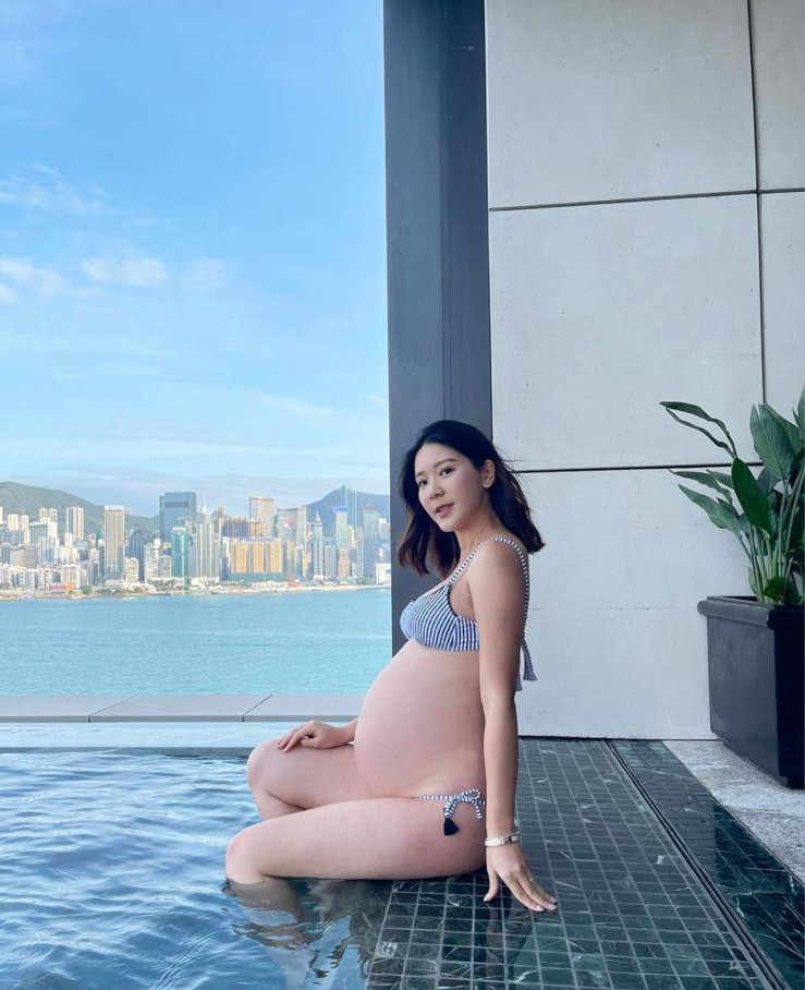 穿上三點式的Jennifer大晒籮咁大的巨肚。