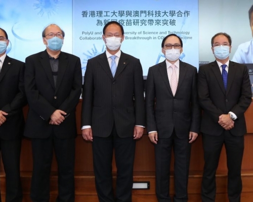 澳科大医学院院长霍文逊教授（中）、澳科大医学院张康教授（右一）。理大图片
