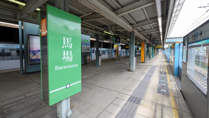 馬場站自動月台閘門安裝工程已經完成,成為首個完成閘門安裝工程的東鐵綫車站。