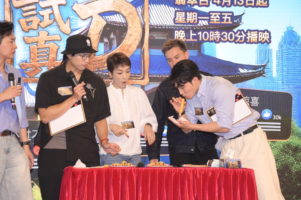江美仪、朱敏瀚、周嘉洛、吴业坤落力玩游戏。