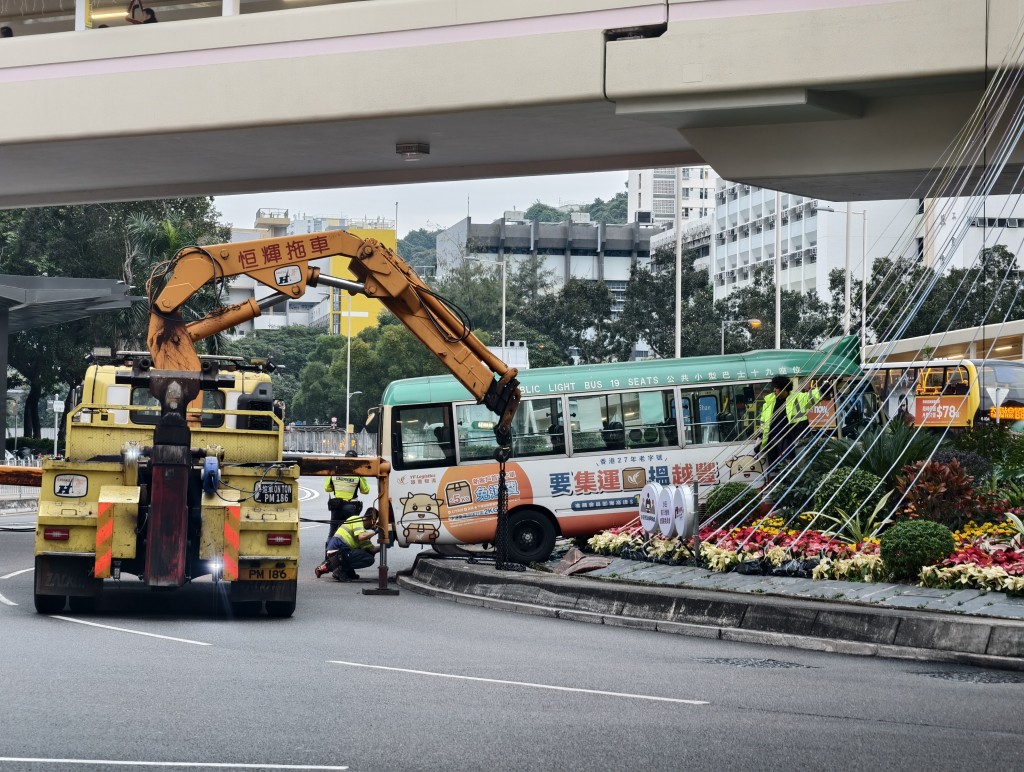 拖車公司將小巴拖走。徐裕民攝