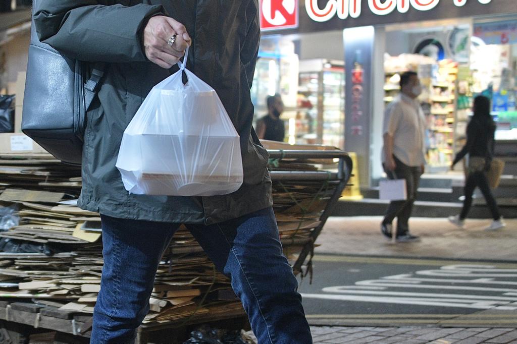 委员会建议塑胶购物袋徵费增至1或2元。