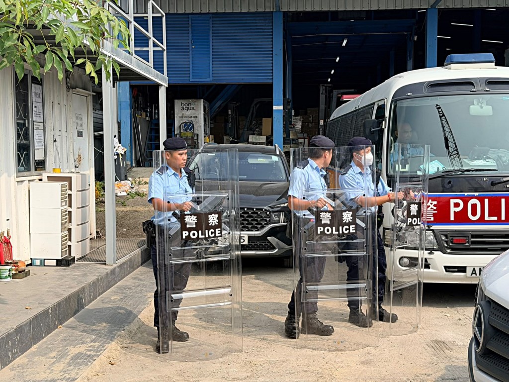 警員帶同盾牌戒備。梁國峰攝 警員帶同盾牌戒備。梁國峰攝