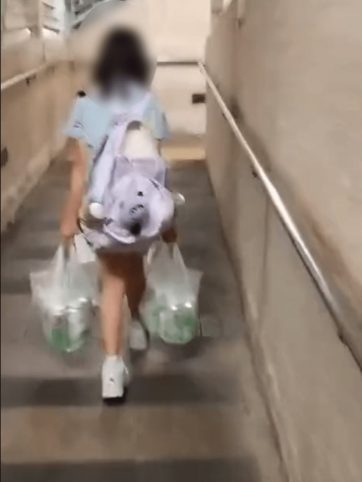 屯門女童拎重物的片段,觸動了全城神經。(圖:網上圖片) 屯門女童拎重物的片段,觸動了全城神經。(圖:網上圖片)