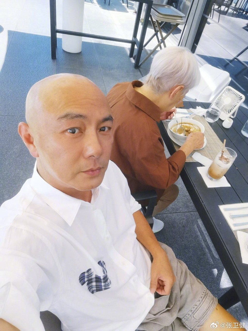 張衞健關心母親的健康。