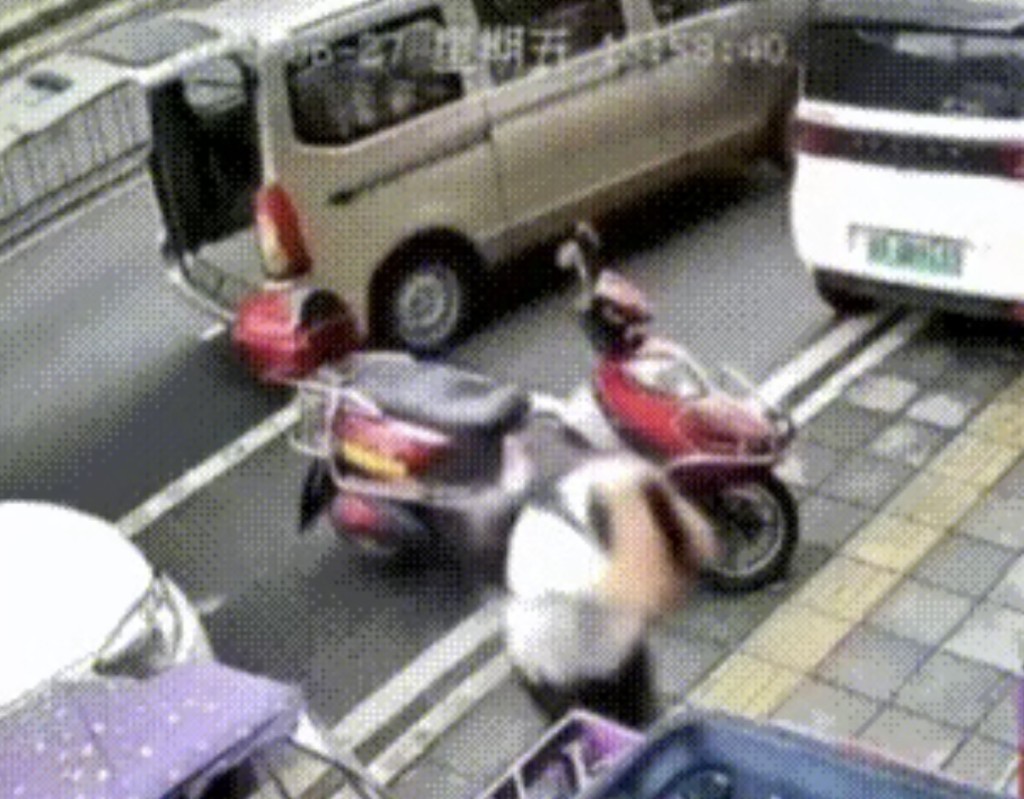 貴陽街頭兩把菜刀突然從天而降,險砸中路人。大風新聞 貴陽街頭兩把菜刀突然從天而降,險砸中路人。大風新聞