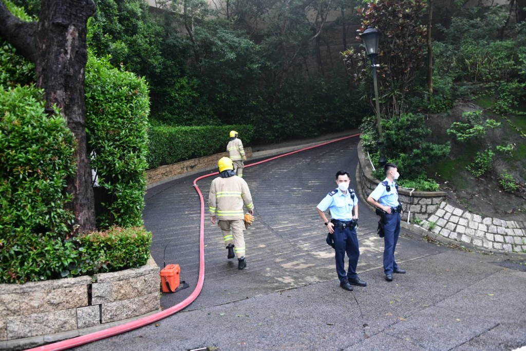 防煙帽隊帶同工具進入屋苑調查起火原因。