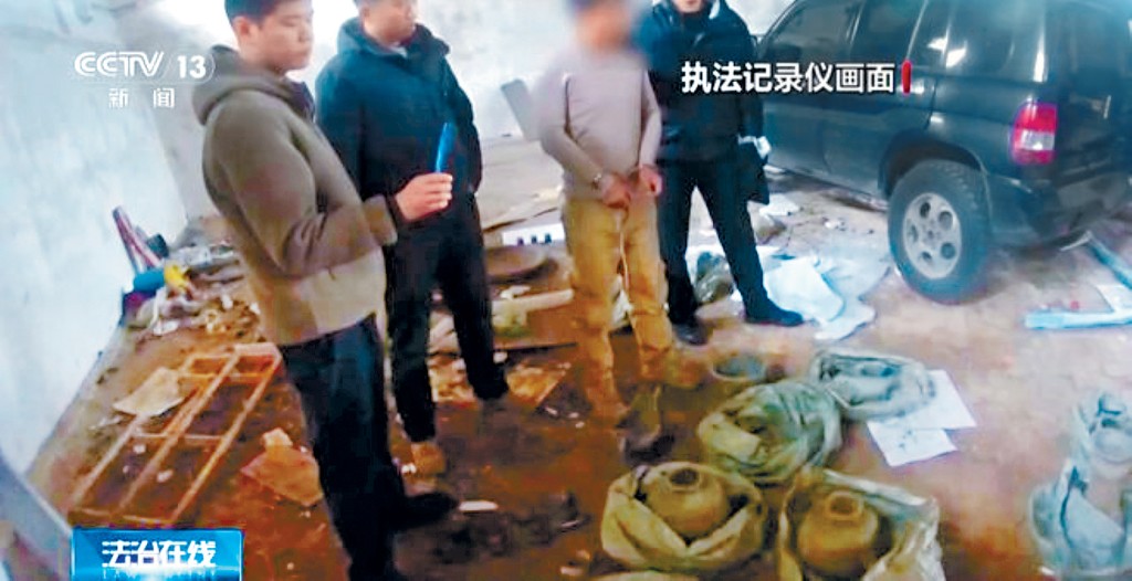 余男與同夥盜出20件青銅器。