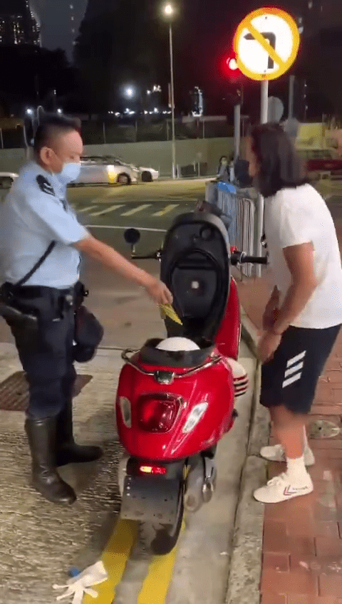 警員警告鐵騎士「你再講大話呢，你就妨礙緊司法公正」。香港鐵騎館FB