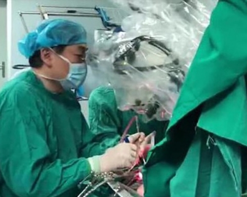 病人在手术期间被唤醒唱歌，医生则根据歌声迅速切除肿瘤。（网图）