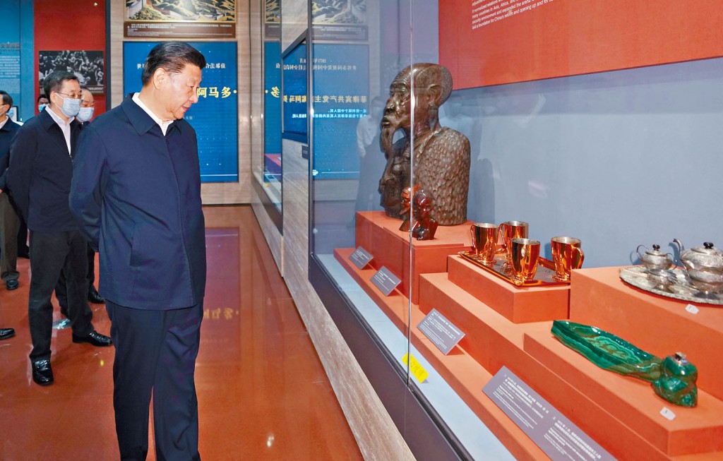 ■习近平参观中央礼品文物中心。