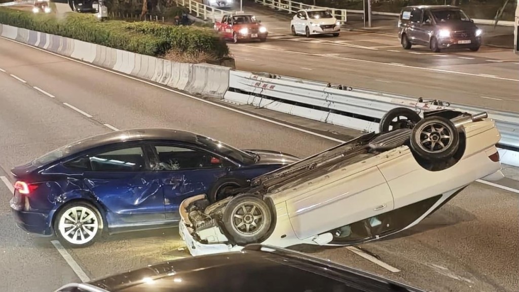 黃大仙龍翔道兩車互撼 Type R四輪朝天 司機自行脫困。FB：Bosco Chu@馬路的事討論區