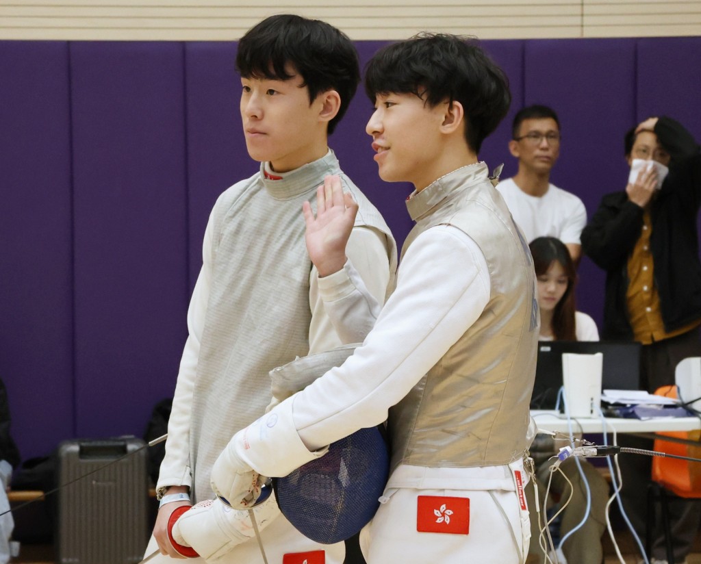 大細孖何承灃（左）及承謙（右）在香港分齡賽「少年組」4強碰頭，場上是戰友，場下還是有講有笑。徐嘉華攝