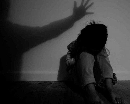 六旬裝修工籍接送回家屢次非禮契女被控4罪。 示意圖