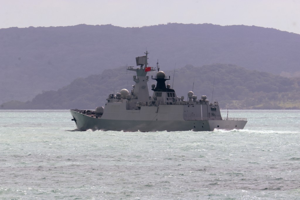 2 月 11 日，中國人民解放軍海軍江凱級護衛艦衡陽號在澳洲海岸附近的托雷斯海峽行駛。 美聯社