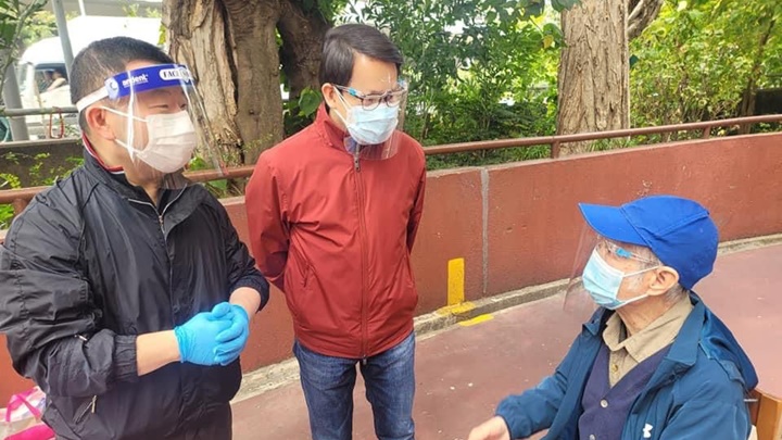 民建聯陳克勤(中)向東江縱隊老戰士送贈抗疫物資。陳克勤facebook圖片