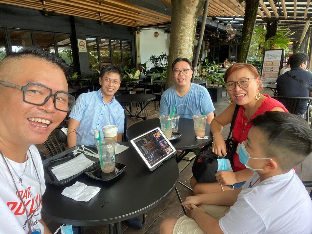 Jackie說中介人(左二)與同是移民港人Marco(中)在選校上給予不少意見,大家更逐漸成為朋友。 Jackie說中介人(左二)與同是移民港人Marco(中)在選校上給予不少意見,大家更逐漸成為朋友。
