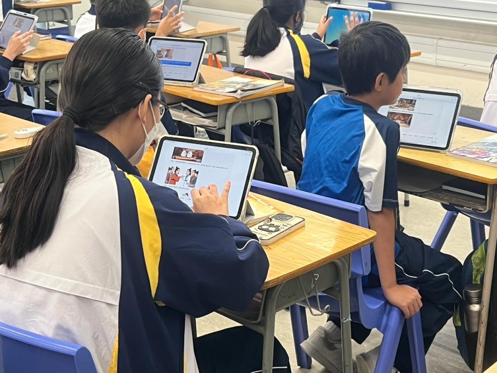 棉紡會中學中一級中國歷史課上,學生正使用AI生成改編歷史故事。(棉紡會中學提供) 棉紡會中學中一級中國歷史課上,學生正使用AI生成改編歷史故事。(棉紡會中學提供)