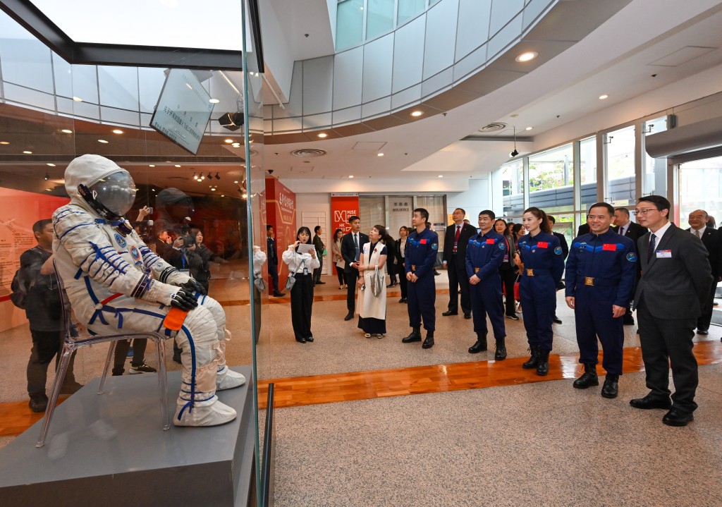 代表团成员参观「中国载人航天工程展」。