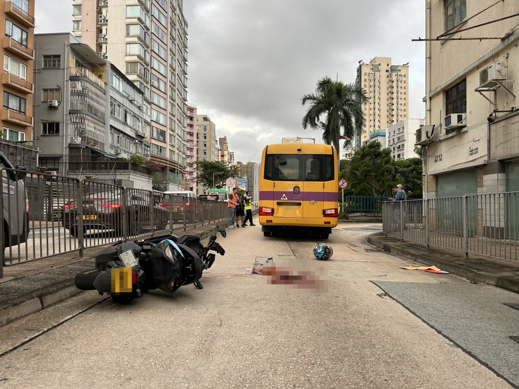 現場遺下頭盔及大灘血迹。曾志恒攝 現場遺下頭盔及大灘血迹。曾志恒攝