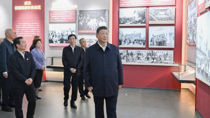 習近平參觀新疆維吾爾自治區成立70周年主題成就展。 新華社