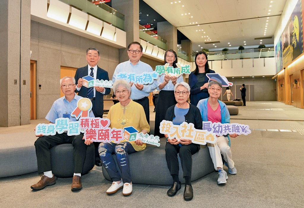 長者學苑發展基金委員會主席陳美潔 (後左三) 表示，預計本年度的學習名額可增加至1.5萬個。