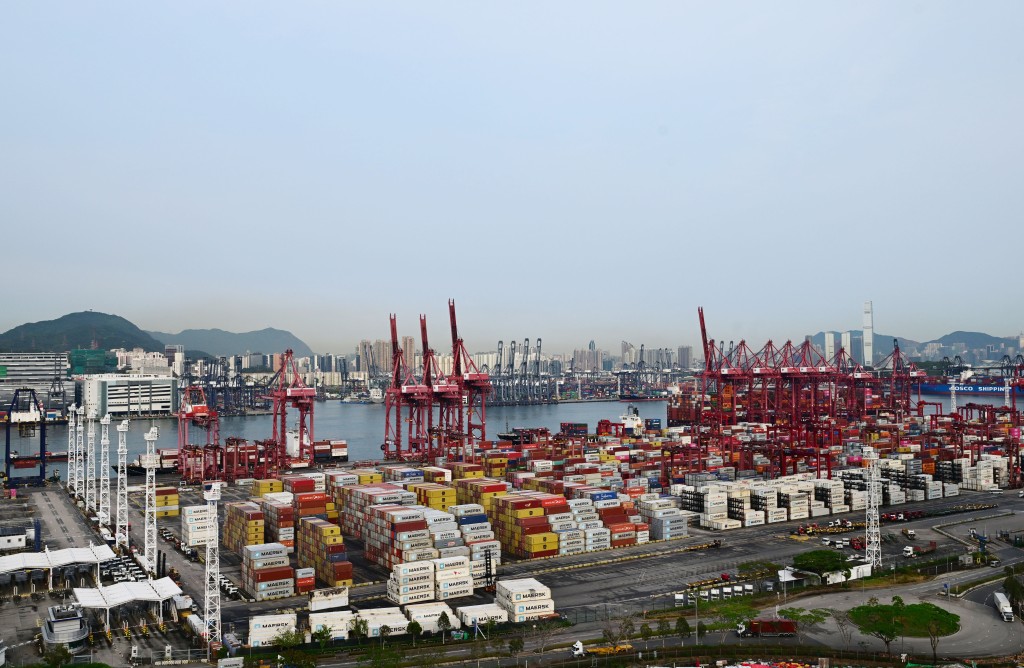 运输及物流局指，本港港口的实力综合而全面，不应单以吞吐量排名去量度。资料图片