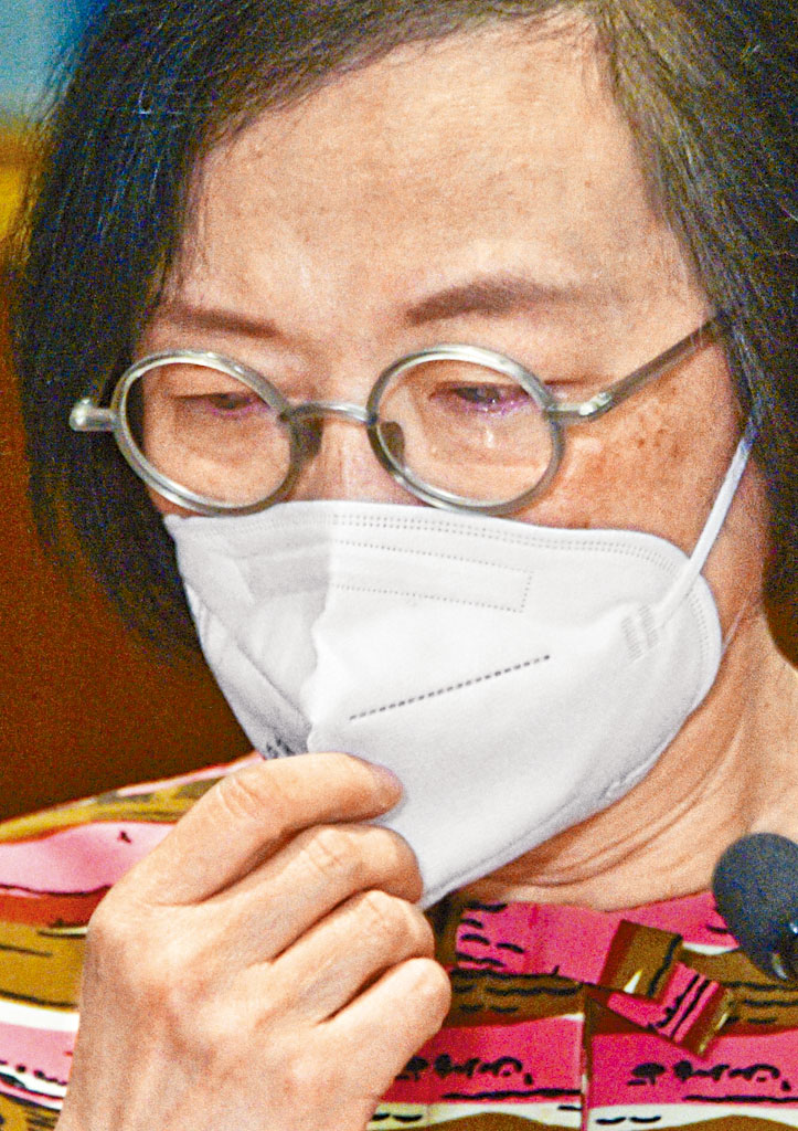 陳肇始昨感謝行政長官林鄭月娥的信任和支持時，由哽咽到落淚。