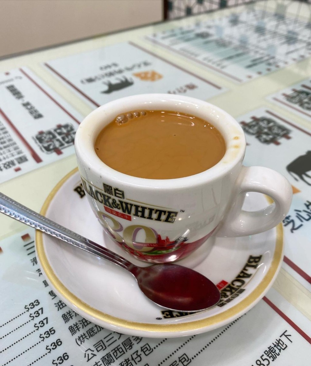 熱奶茶一定用厚邊杯上,日本店亦然。(ig@sunkeecafe)