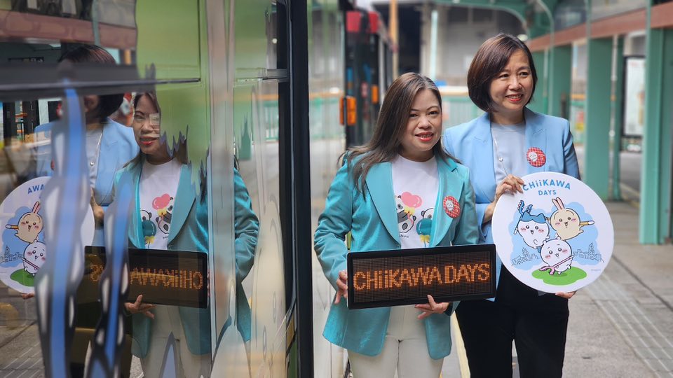 羅淑佩昨日在屯門乘搭港鐵的輕鐵旅遊專車「屯門發現號」和Chiikawa專車。羅淑佩FB圖片