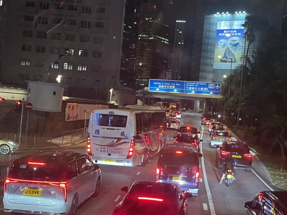 有網民指昨晚8時車龍仍未散去。馬路的事 (即時交通資訊台)FB圖片