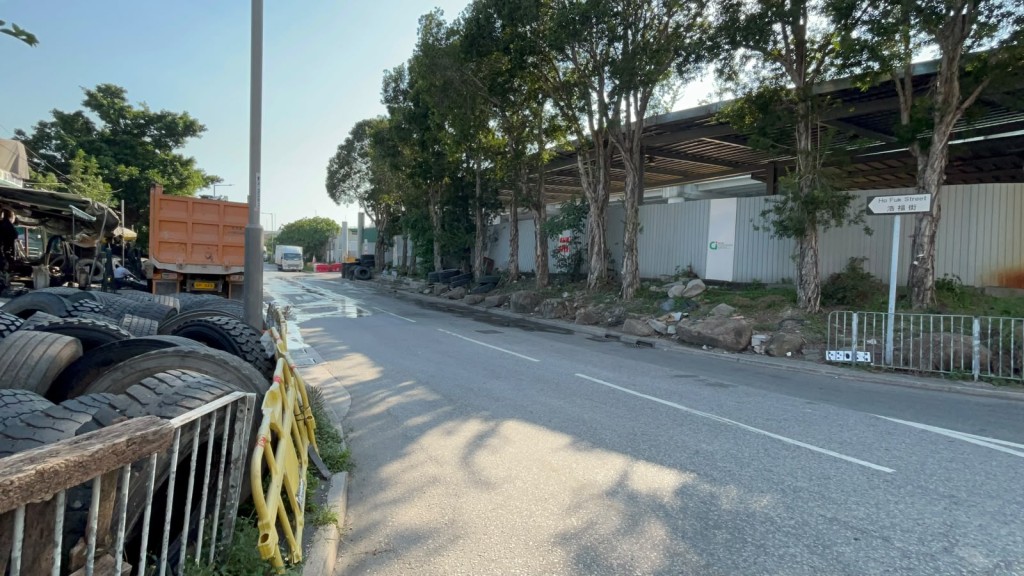 消防在屯門浩福街搗破有關非法油站。 消防在屯門浩福街搗破有關非法油站。