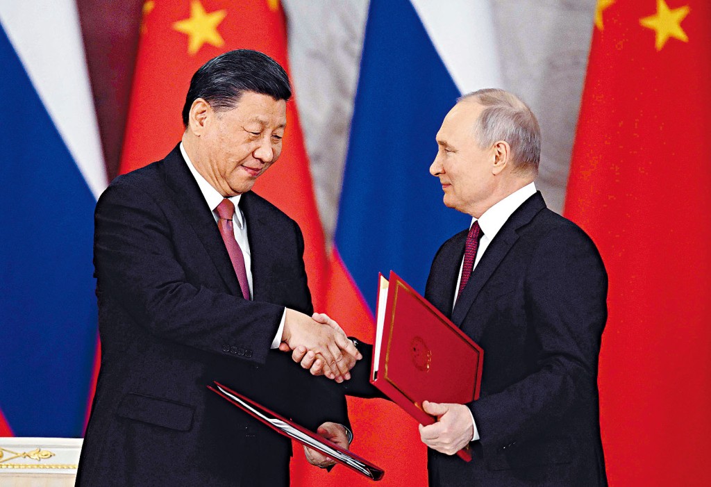 国家主席习近平与俄罗斯总统普京签署文件。