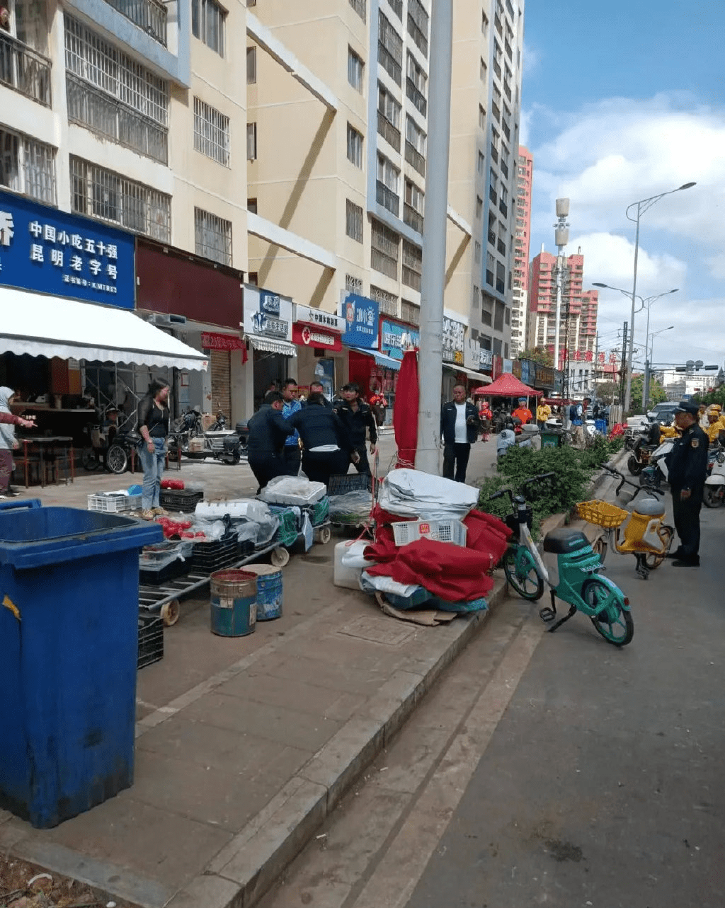 事发在在云南省昆明市官渡区广居路万科魅力之城一期对面的一家米线店门口。