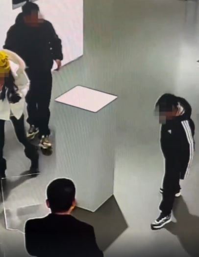 張凱毅丈夫張煜東親手鑄造的黃金鳳冠，展覽時被兒童觀眾損毀。抖音＠我是張凱毅  