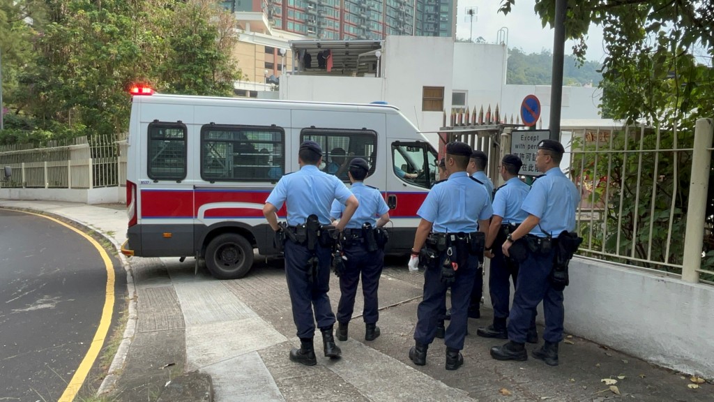 大批警员到场调查。杨徫亨摄