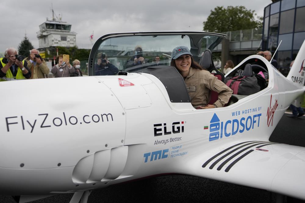 拉瑟福德的空中座駕是定製的鯊魚超輕型飛機。AP圖片