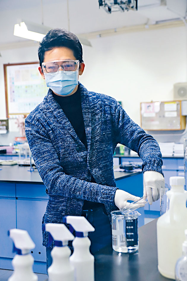 基督教香港信義會元朗信義中學校長尹浩然，早前在學校與堂會及家長，自製酒精搓手液，送給學生與街坊。