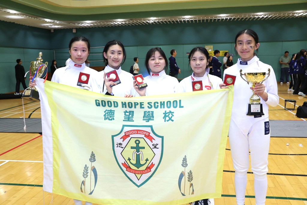 德望中学重夺女重团冠军，功臣包括宋德心（左起）、林若曦、苏铭诗、林靖羲及林欣颖。徐嘉华摄