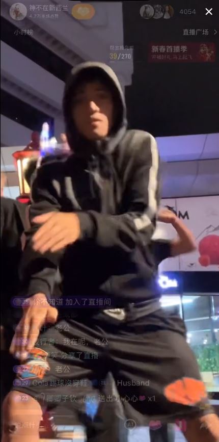 賈星(右)在新西蘭直播期間，被一群青少年佯裝一起跳舞，再圍毆搶劫。抖音