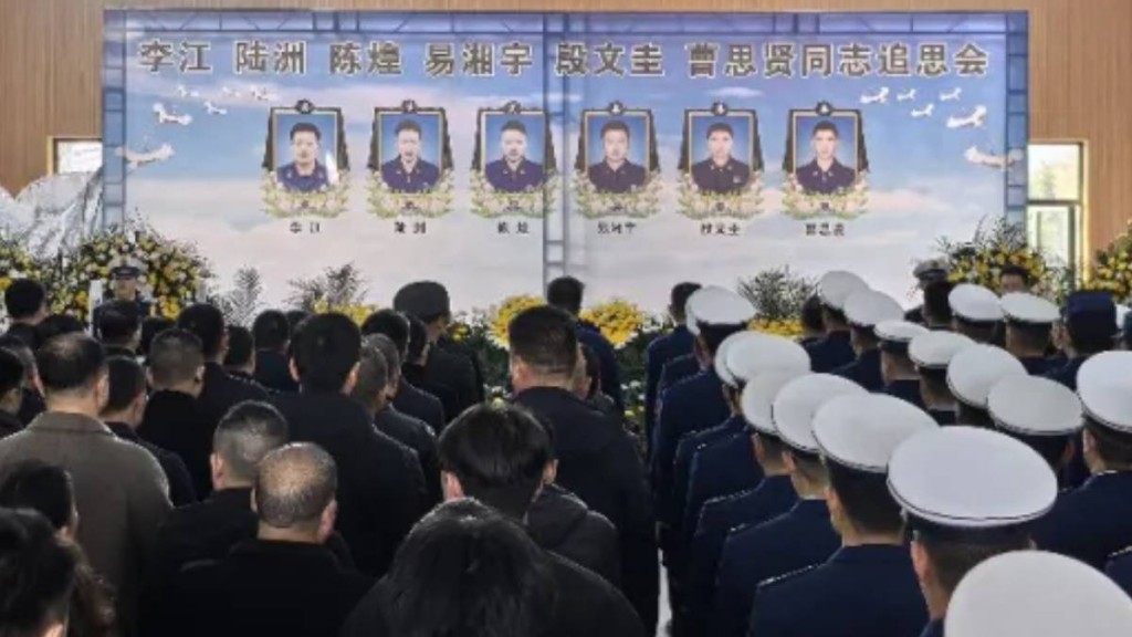 國家消防救援局負責人，出席湖南墜崖殉職6消防的追思會。
