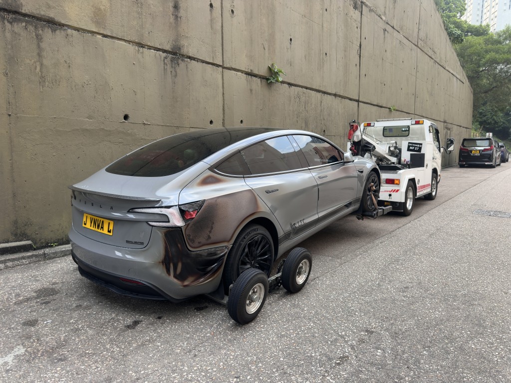 Tesla車主召來拖車，將Tesla拖走維修。