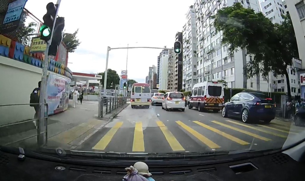 事發時警車在場。fb車cam L（香港群組）影片截圖