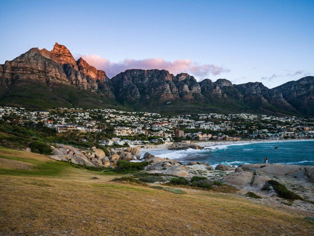 夕陽餘暉映照下的開普敦十二門徒山峰，景色壯麗。　