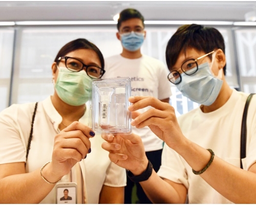 承辦商派發樣本瓶。
