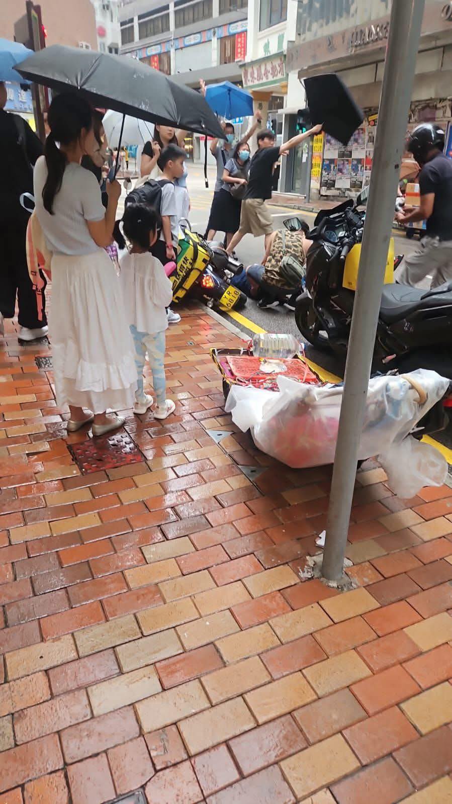 外賣員暈倒後，多名熱心途人上前協助。fb「車cam L」Soso Chan圖片