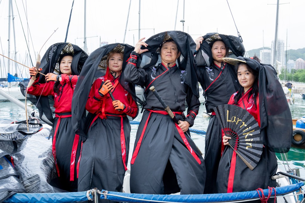 四位帆船運動員化身劍容，劍指賽事冠軍寶座。