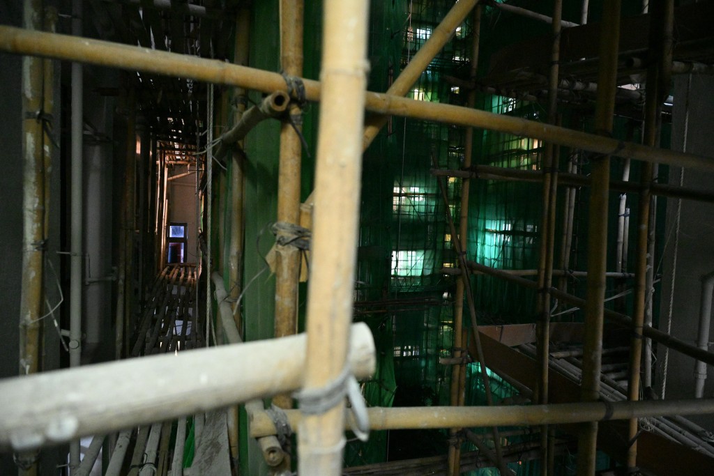 棚架包圍整棟大廈，情況與宏福苑類似。